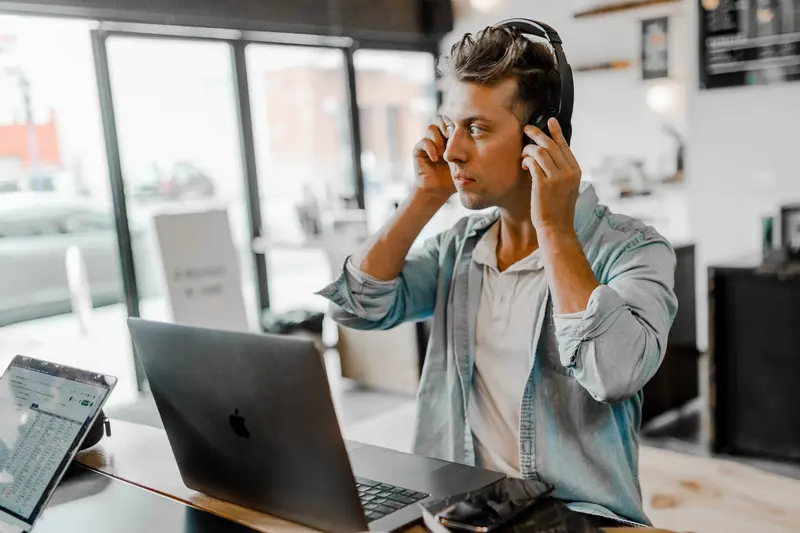 Benefits and Cons of Hiring Remote Call Center Agents 