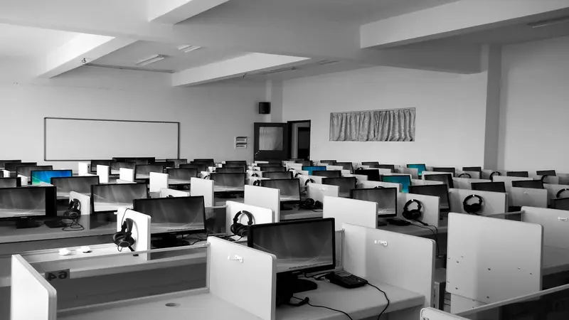What are the Differences Between a Contact Center and a Call Center?